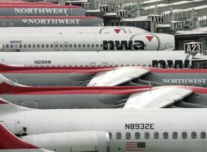 Aviones de la compañía Northwest Airlines en el aeropuerto Metropolitano de Detroit.