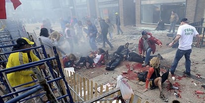 Heridos, cerca del lugar de la primera explosión, ayer en Bostón.