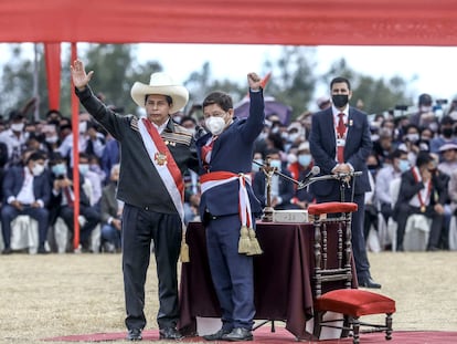 El recién investido presidente peruano Pedro Castillo celebra con Guido Bellido luego de elegirlo como primer ministro de su Gobierno, durante una ceremonia simbólica de juramentación este jueves en la Pampa de la Quinua, en Ayucucho (Perú).