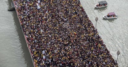 Miles de católicos durante la procesión del Nazareno Negro en Manila.