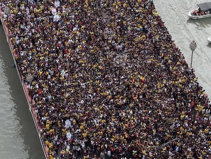 Miles de católicos durante la procesión del Nazareno Negro en Manila.