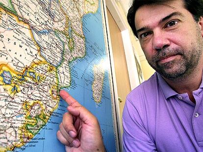 Pedro Alonso señala un mapa de África.