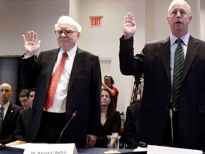 Warren Buffett (izquierda) y Raymond W. McDaniel, presidente de Moody's, ante la Comisión del Congreso que investigó la crisis.