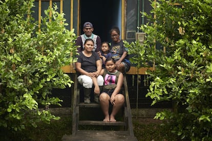 Lilia Isolina Java Tapayuri posa para um retrato com o marido Aldo, as filhas Ainara e Michel e a mãe Tapayuri, em frente à casa deles, que está vazia porque a família mora na Fundação onde trabalha. Para esta líder comunitária da etnia Cocama, na reserva Tikuna-Cocama-Yagua, o boto-rosa é sagrado. E ocupa um lugar central em sua trajetória espiritual e profissional, que a levou a ocupar um papel importante na conservação da fauna fluvial deste recanto da selva amazônica.