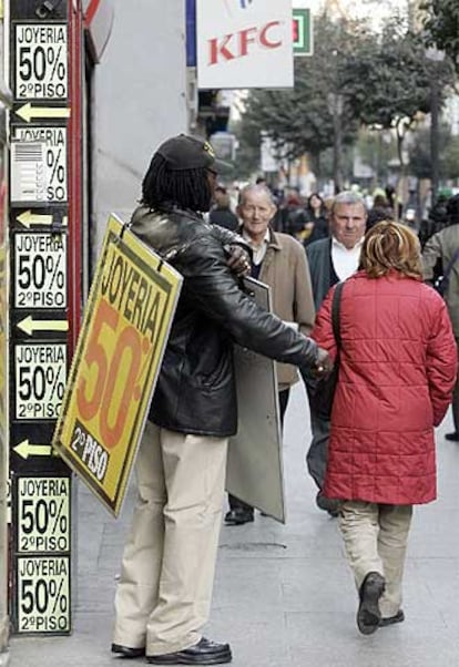 Un hombre anuncio en el centro de Madrid.