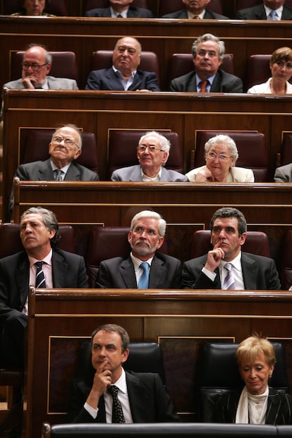  Acto institucional en el Congreso de los Diputados en conmemoración del 30 aniversario de la celebración de las primeras elecciones democráticas en España, en junio de 2007. En la foto, diferentes personalidades y diputados escuchan el discurso del Rey desde los escaños. De izquierda a derecha y de arriba abajo: Pablo Castellano, exdiputado del PSOE; Nicolás Redondo, ex secretario general de UGT; Alonso Puerta, del PASOC; Santiago Carrillo, ex secretario general del PCE; Marcelino Camacho, ex secretario general de CC OO; Josefina Samper, esposa de Marcelino Camacho; Diego López Garrido, portavoz del Grupo Parlamentario Socialista; Joan Lerma, senador del PSOE; Julio Villarrubia, diputado del PSOE; José Luis Rodríguez Zapatero, presidente del Gobierno, y María Teresa Fernández de la Vega, vicepresidenta primera del Gobierno.