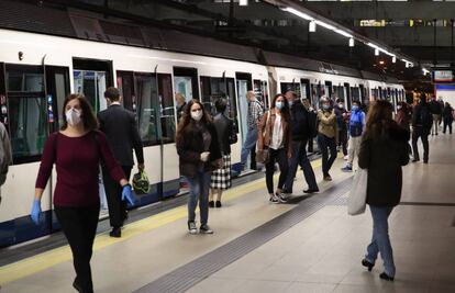 Ambiente en una estación del metro de Madrid, este lunes. El Gobierno ha comenzado a repartir este lunes 14,5 millones de mascarillas en más de 3.500 puntos de toda España para promover el uso de mascarilla en el transporte público colectivo, que es obligatorio desde hoy mismo.