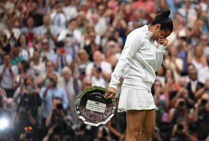 Ons Jabeur llora durante la ceremonia final.