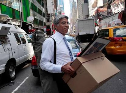 Un empleado de Lehman Brothers abandona la sede del banco tras anunciarse la quiebra de la entidad, el 15 de septiembre de 2008.