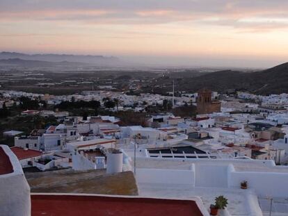 Vista panor&aacute;mica de N&iacute;jar, Andaluc&iacute;a, al atardecer.