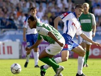 Denilson (izqda) se lleva el balón ante el acoso de Rubén Gracia.