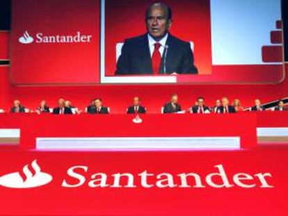 Vista de la tribuna de presidencia de la Junta General de Accionistas del Banco Santander, con sus consejeros, el 30 de marzo de 2012. EFE/Archivo