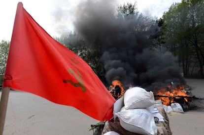 Uma bandeira soviética em um posto de controle tomado por rebeldes em Slavyansk.