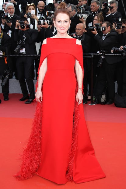 Julianne Moore encarna la elegancia extrema una vez más de la mano de un diseño rojo de Givenchy.
