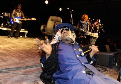 Hubo un tiempo en que a Sly Stone, leyenda del funk de finales de los sesenta y principios de los setenta, la gente iba a verlo más por el morbo (podía no presentarse, terminar antes de tiempo o hacer un concierto deplorable) que por la indiscutible calidad de su música. Las adicciones y los enfrentamientos en el seno de su grupo (Sly and the Family Stone) hicieron añicos su carrera a mediados de los setenta, y está documentado que en 2009 estaba en paro y vivía en una caravana. En 2010 le invitaron a tocar en el festival de Coachella (en Indio, California) y, en vez de tomárselo como una oportunidad de reivindicarse, apareció con cuatro horas de retraso, ataviado con peluca rubia tipo Raffaella Carrà y gorra de capitán de barco, caminando con dificultad (a sus 67 años) y, según la crónica de 'Los Angeles Times', cantaba “algunos compases de los clásicos, pero pronto se detenía y comenzaba a preguntar qué hora era y cuánto tiempo tenía que quedarse en el escenario para que le pagaran”. Dedicó gran parte de la actuación a despotricar contra su exrepresentante, Jerry Goldsmith. Como respuesta, Goldsmith lo demandó por haberle llamado ladrón en público.