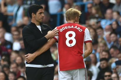 Mikel Arteta saluda a Odegaard en el partido entre el Arsenal y el Manchester City.