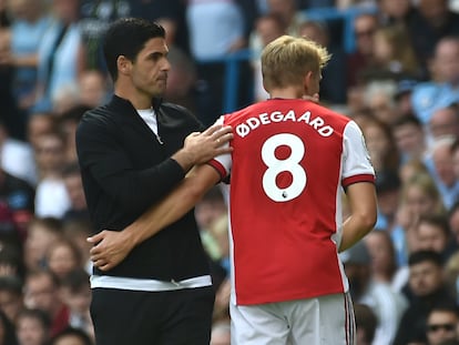 Mikel Arteta saluda a Odegaard en el partido entre el Arsenal y el Manchester City.