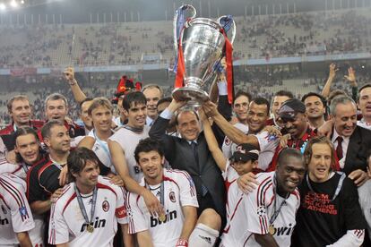 Silvio Berlusconi levanta la Champions League que el AC Milan le ganó al Liverpool en 2007.