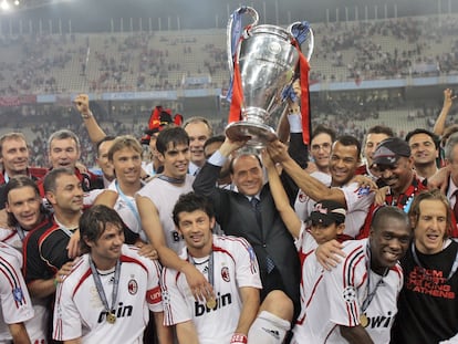 Silvio Berlusconi levanta la Champions League que el AC Milan le ganó al Liverpool en 2007.