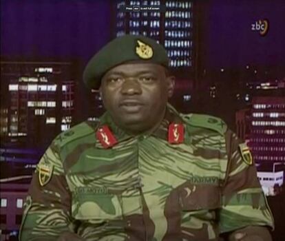 Un portavoz militar de Zimbabue dirigió un mensaje al pueblo para decir que tanto el presidente del país, Robert Mugabe, como su familia, están "a salvo" y desmintió que esté ocurriendo una "toma militar" del Gobierno, pero apuntó contra el entorno de la Presidencia