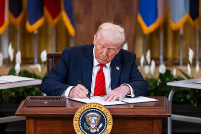 El presidente Donald Trump firma una orden ejecutiva en la Casa Blanca.