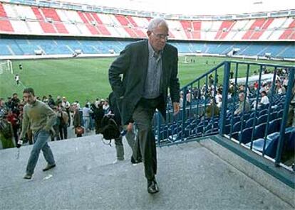 Luis Aragonés, la semana pasada, a su llegada al Calderón para reunirse con Gil.