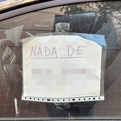 Cada vez más conductores pegan esta nota en los cristales del coche en Madrid y en Barcelona: tiene todo el sentido