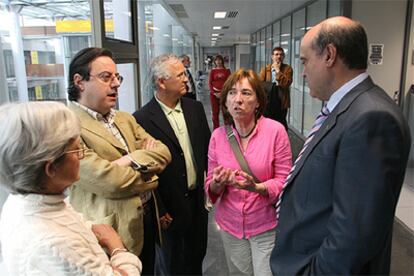 Miembros del Fòrum, su presidenta, Salvador, y los ediles Alonso y Montalbán, en el juzgado.