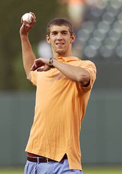 Phelps hace el saque de honor en un partido de béisbol entre su equipo favorito (Baltimore) y Minnesota.