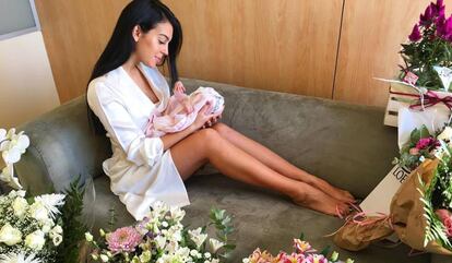 Georgina Rodr&iacute;guez, junto a su hija reci&eacute;n nacida Alana Martina, en el hospital.