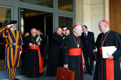 Varios cardenales a la salida de la reunin que han mantenido esta ma?ana en el Vaticano.