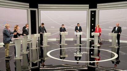 Los candidatos a las elecciones catalanas del 12-M, antes del inicio del debate organizado por RTVE Catalunya.