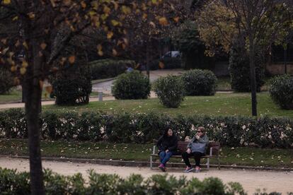 Dos mujeres en un parque de Barcelona, en diciembre de 2022.