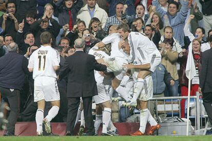 Los jugadores del Madrid celebran uno de los goles.