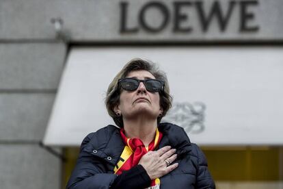 Una manifestante en el entorno de la plaza de Colón, el domingo.