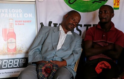 Un adorador de la Iglesia Gabola duerme durante un servicio en un bar en Orange Farm.