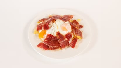 Huevos fritos con patatas y jamón en el Restaurante Los Rosales