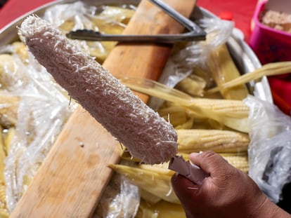 Elote preparado en el puesto de esquites Don Josué.