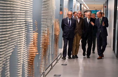 La Fundación la Caixa ha abierto una línea de ayudas para apoyar con 7,5 millones de euros, durante los próximos tres años, las investigaciones que se realizan en el Hospital Sant Joan de Déu en materia de enfermedades pediátricas minoritarias. La donación se formalizó a través de un acuerdo firmado por el presidente de la Fundación La Caixa, Isidro Fainé (segundo por la derecha), y el director gerente del hospital, Manel del Castillo (izquierda), además de representantes de otras áreas del centro.