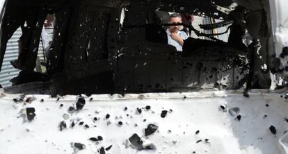 Un hombre mira a una furgoneta dañada, hoy en Cizre