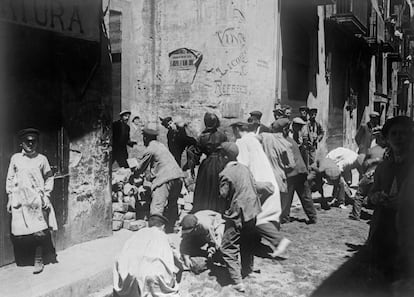 Entre el 25 de juliol i el 2 d'agost de 1909 van tenir lloc a Barcelona els fets de la Setmana Tràgica. L'Ajuntament va encarregar a Adolf Mas un àlbum de fotografies per recordar els successos.