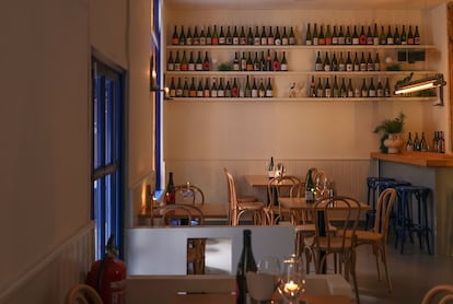Interior del 'winebar' Corchito, en el barrio de Lavapiés, en Madrid.