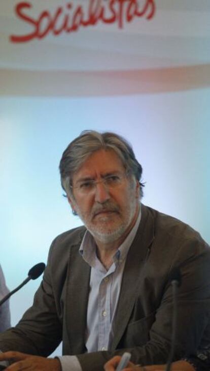 El candidato a secretario general del PSOE, José Antonio Pérez Tapias, durante la rueda de prensa ofrecida hoy.