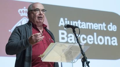 El presidente de la FAVB, Lluís Rabell, ayer durante su intervención en la audiencia pública sobre el turismo en Barcelona