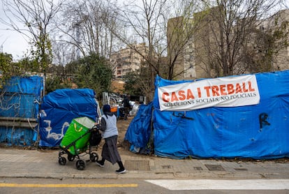 La entrada al asentamiento de Vallcarca, en Barcelona, donde hay un poblado y se almacena chatarra, por lo que la entrada y salida de personas es continua. 