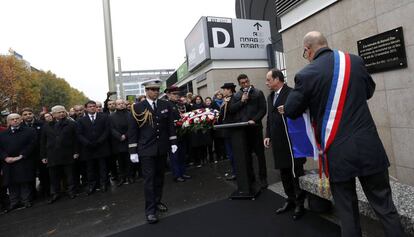 François Hollande descobreix aquest diumenge una placa commemorativa dels atemptats del 13 de novembre del 2015 al costat de l'Estadi de França.