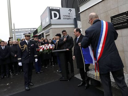 François Hollande descobreix aquest diumenge una placa commemorativa dels atemptats del 13 de novembre del 2015 al costat de l'Estadi de França.