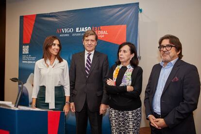 De izquierda a derecha: Elena Blanco, socia directora de AT Vigo; Álvaro Hernando de Larramendi, socio fundador de Ejaso; Alfredo Cerezales, socio director de Ejaso en Galicia; y María Emilia Casas Baamonde, of counsel del bufete.