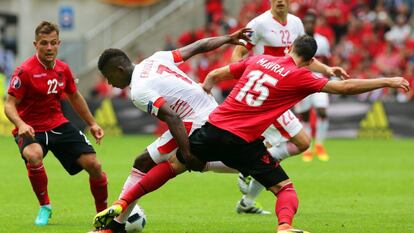 El suizo Embolo se intenta escapar de Mavraj.