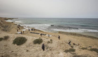 "Una tercera parte de los inmigrantes eran mujeres. También había numerosos niños. Todos ellos de diferentes nacionalidades africanas", explicó Ayoub Qassem, portavoz de los servicios de guardacostas libios.